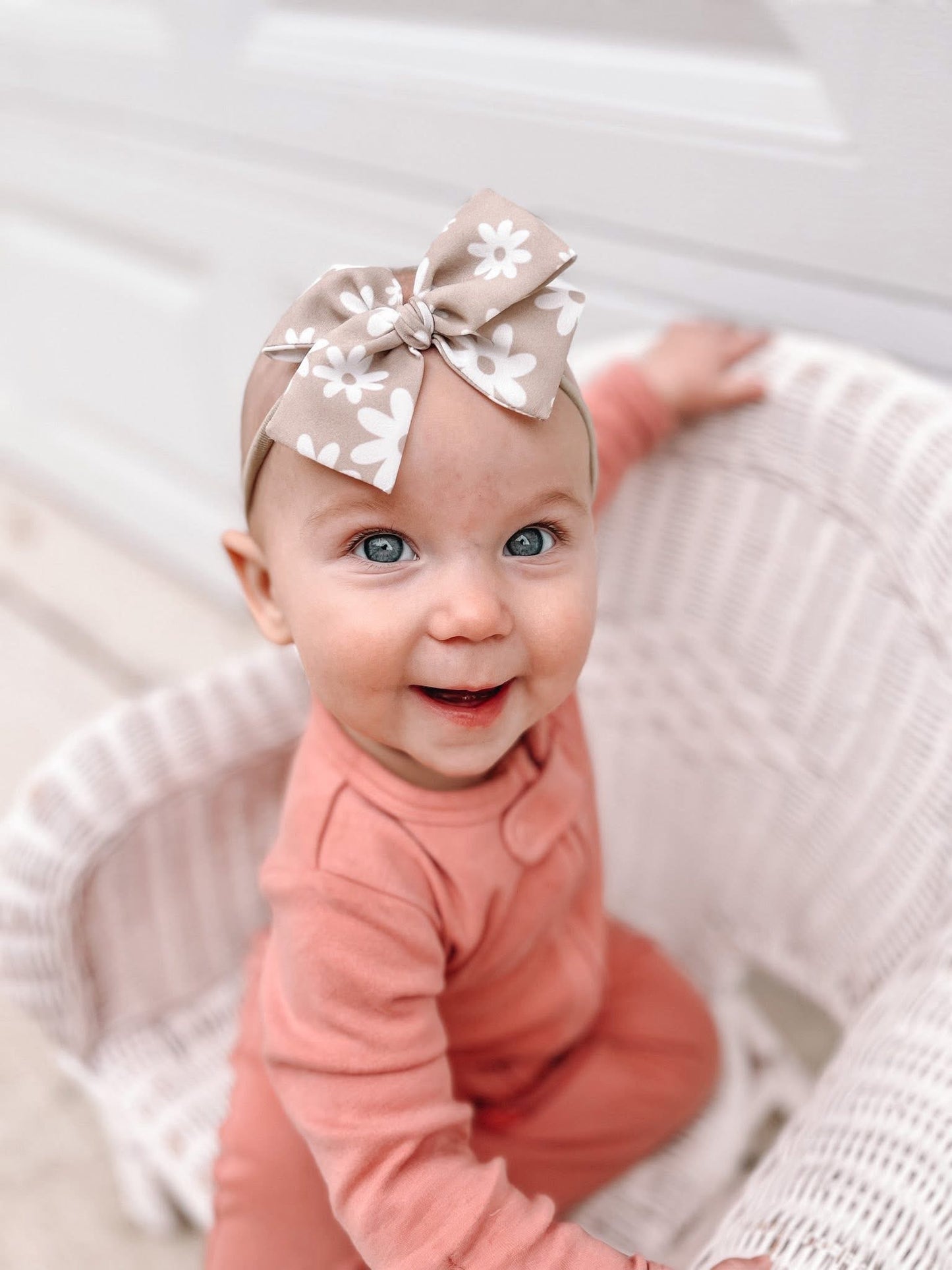 Neutral Daisies Hand-tied Bow