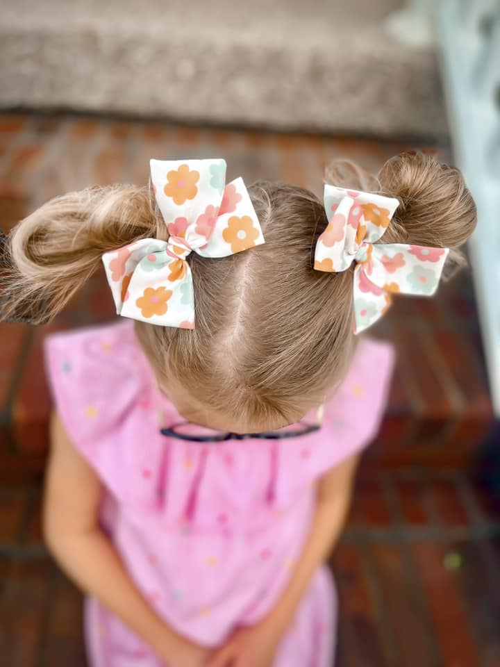 Bright Daisies Crepe Hand-tied Bow