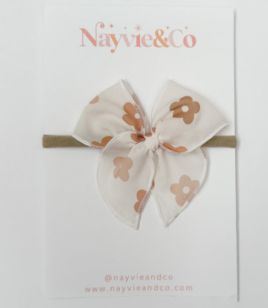 RTS NEUTRAL DAISIES ON NYLON Fable Bow