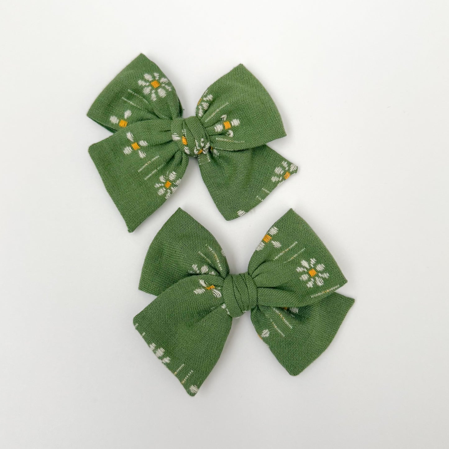 Green Daisy Hand-tied Bow