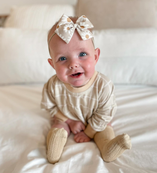 Daisies on Beige Hand-tied Bow